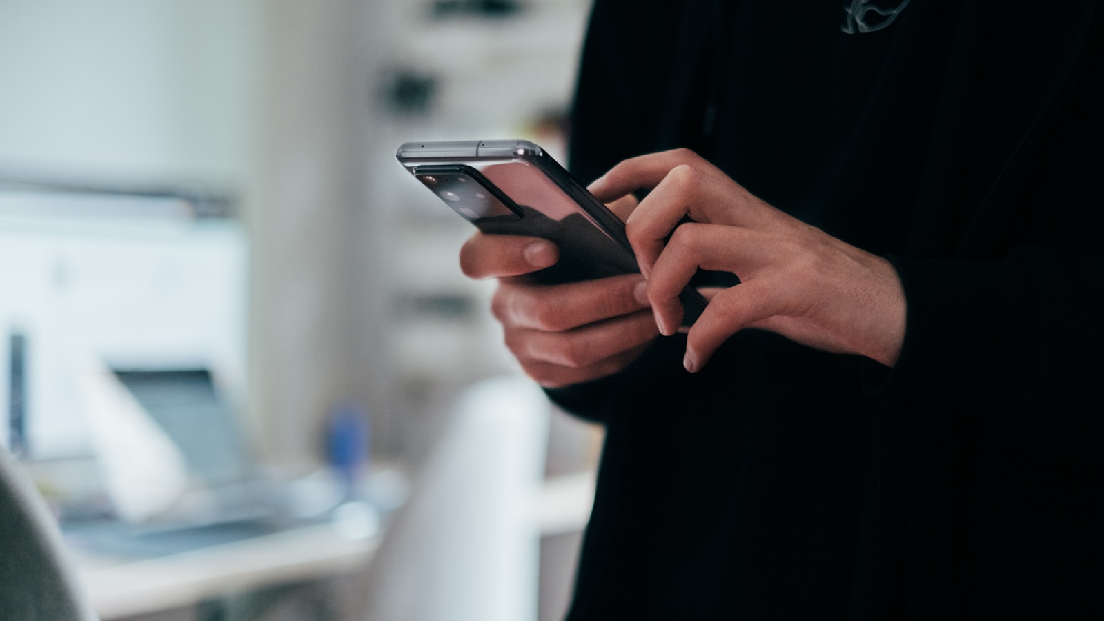 Pessoa revisando conversas no celular para organizar contatos antigos da clínica
