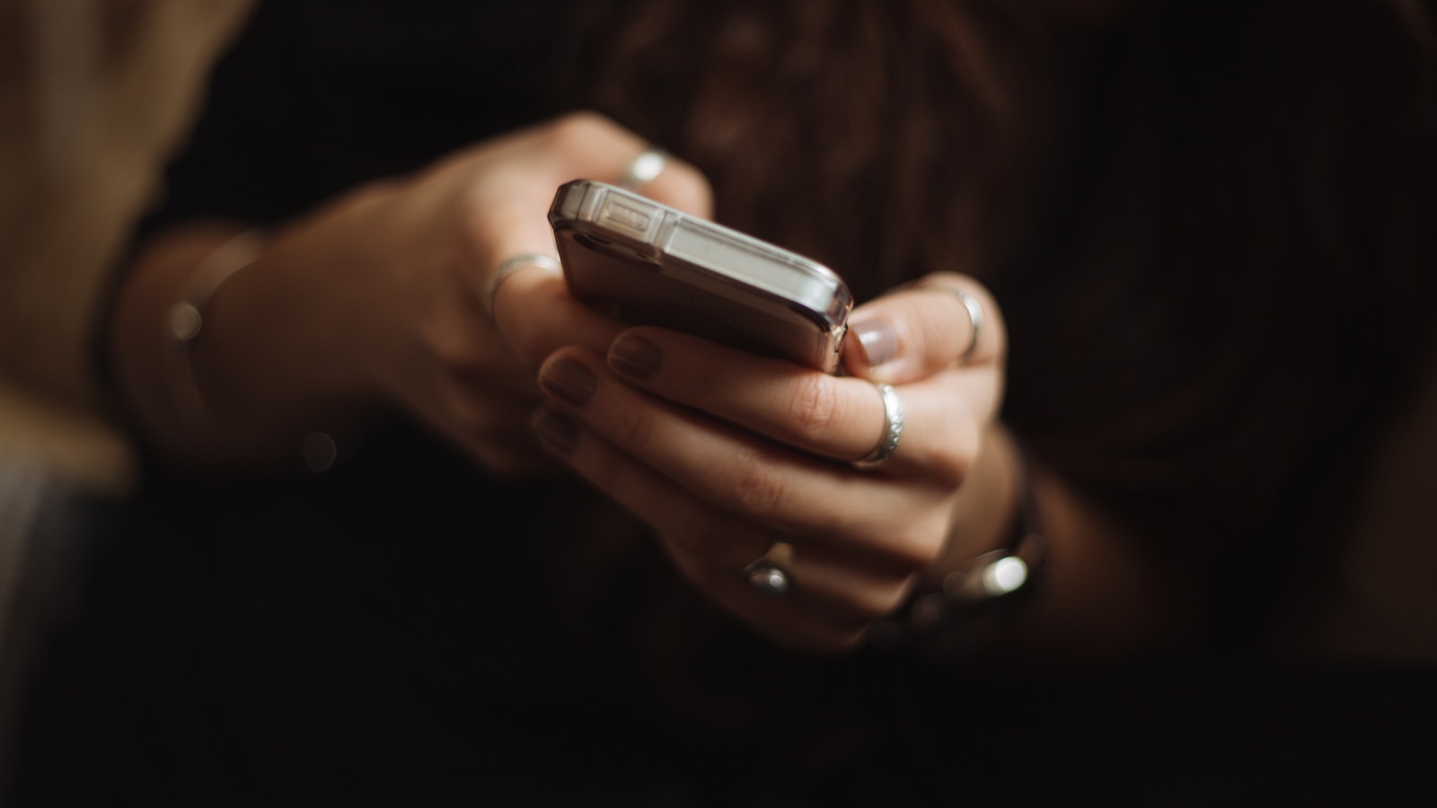 Celular sobre mesa de trabalho representando privacidade nas conversas da clínica