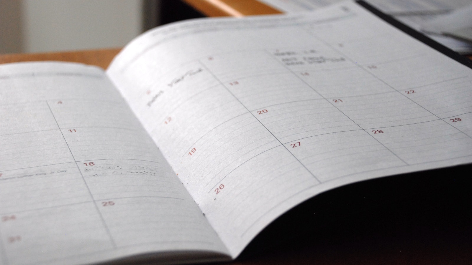 Calendário aberto representando janelas de retorno que passaram sem acompanhamento